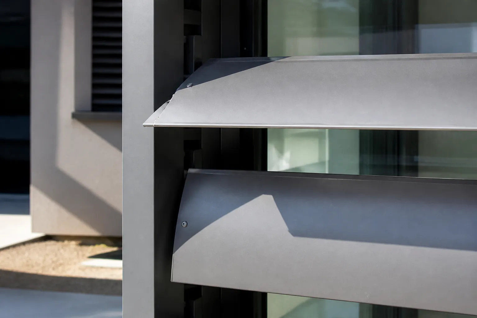 Lames de brise-soleil en aluminium vues de profil, deux orientations différentes
