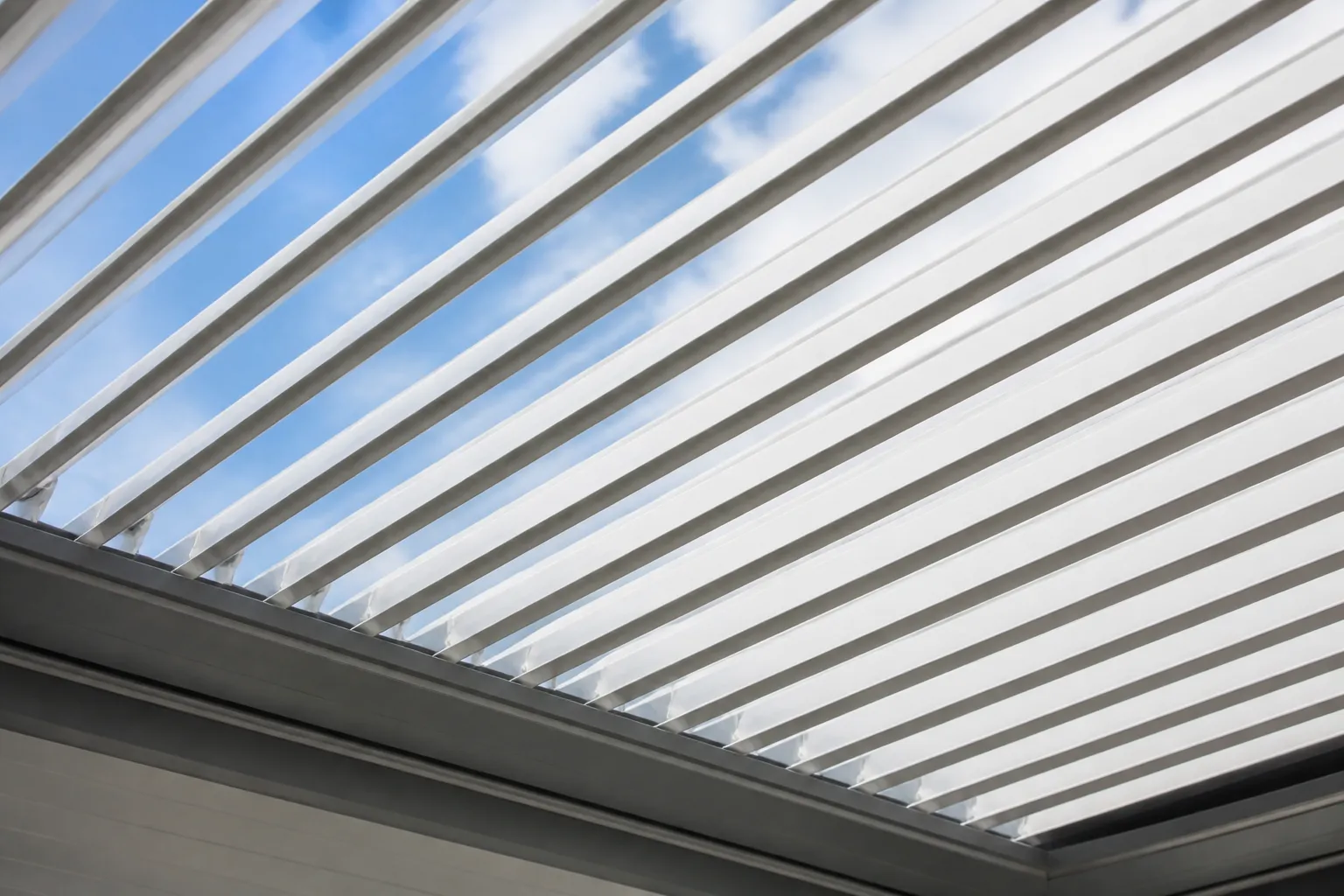 Lames orientables de pergola bioclimatique vues de dessous, position entrouverte