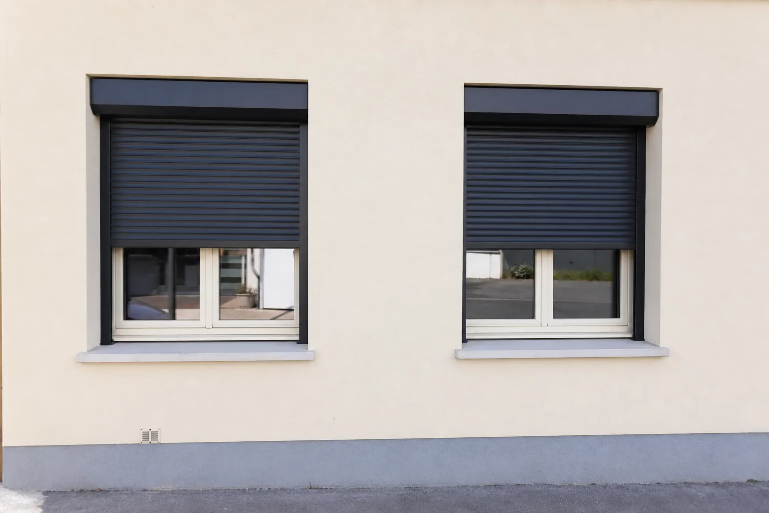 Coffre et lames de volet roulant en aluminium posés sur une façade résidentielle